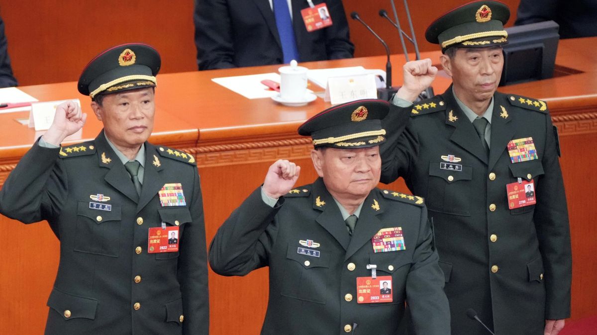 Si-Ťin-pching upevňuje moc. Téměř zlikvidoval nejvyšší velení čínské armády