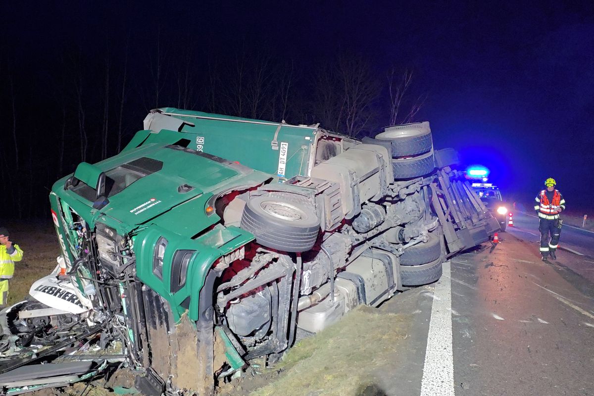 S kamionem se na Českobudějovicku utrhla krajnice. Policisté hledají řidiče, který předjížděl