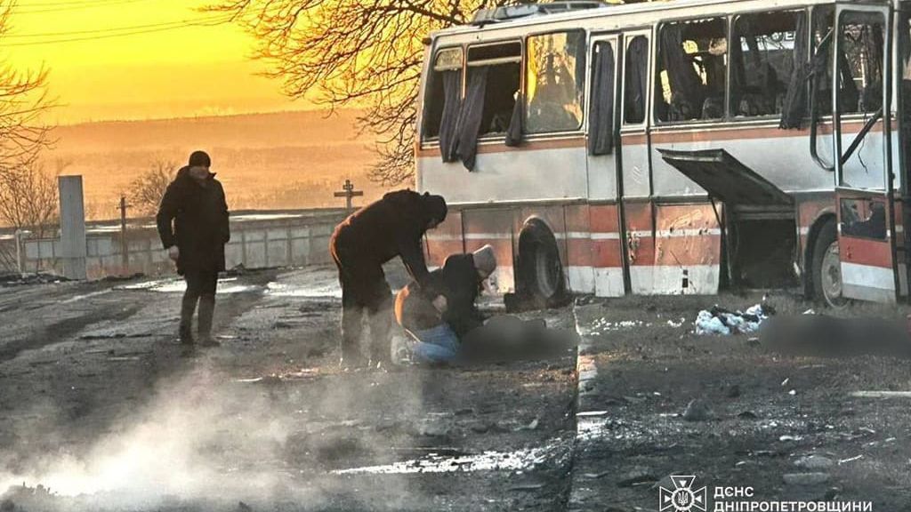 Vražedný útok ruského dronu na autobus u Dnipra. Patnáct mrtvých horníků, kteří jeli z práce