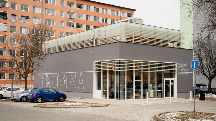 Z výměníkové stanice knihovna. Kotelna nabízí i besedy a dílničky pro děti