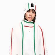 Doplňky zdobí jen jemné proužky v národních barvách a nápis Italia.