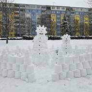 Zástupci města dali na sociální síť výzvu, aby se jim autor díla přihlásil. Následně se s ním setkali a odměnili ho.  