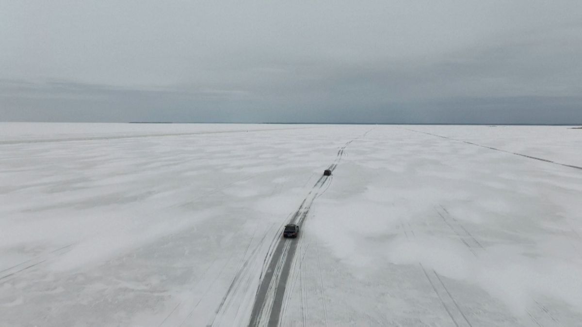 V Estonsku po letech otevřeli ledovou silnici přes moře