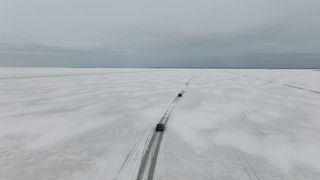 V Estonsku po letech otevřeli ledovou silnici přes moře