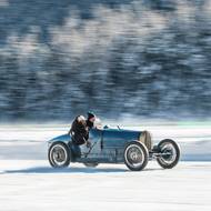 Na ledové ploše se ale objevily také historické kousky.