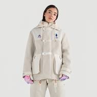 Ve francouzské kolekci nechybí ani slušivý kabát s odnímatelnou kapucí