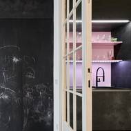 Interiér je oživen několika barevnými akcenty.