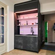 Část kuchyně je umístěna v centrálním jádru. 