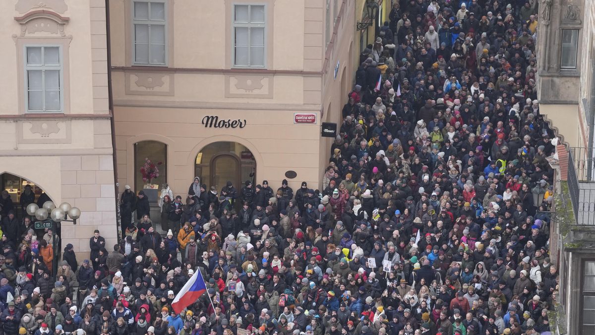Stanici metra Staroměstská museli kvůli davům lidí zavřít