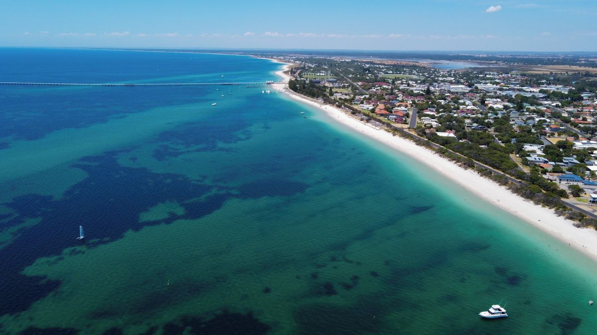 Třináctiletý chlapec plaval čtyři hodiny, aby zachránil rodinu, kterou vítr odvál na širý oceán