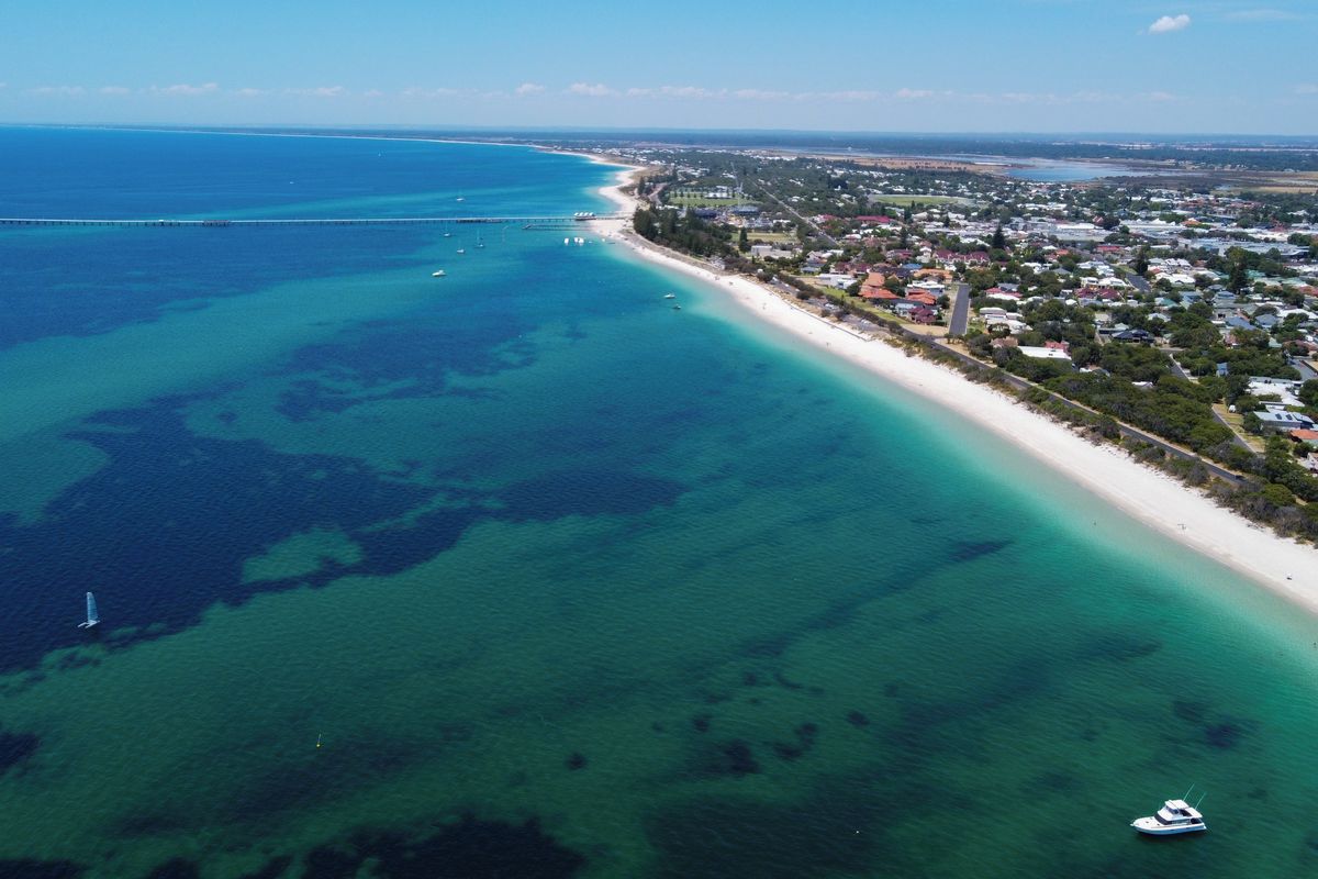 Třináctiletý chlapec plaval čtyři hodiny, aby zachránil rodinu, kterou vítr odvál na širý oceán