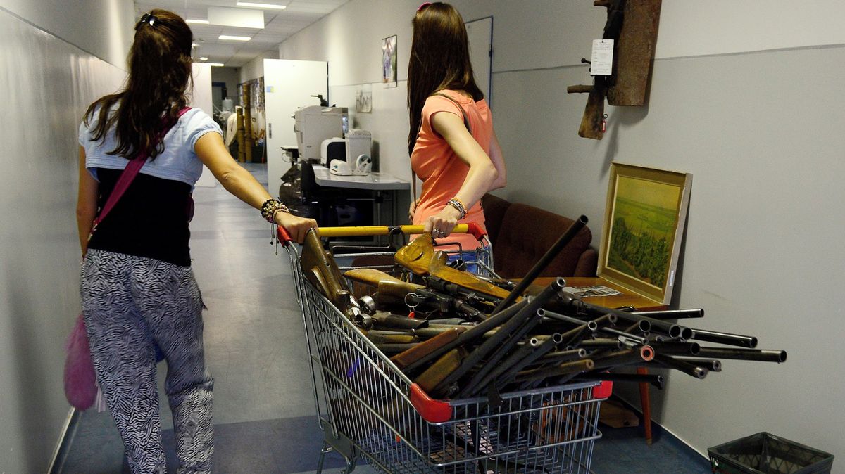 Češi chodí na policii se zbraněmi za miliony, najdou se i sběratelské skvosty