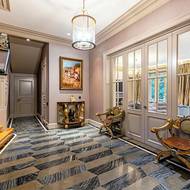 Zlaté detaily jsou v tomto domě na každém kroku.