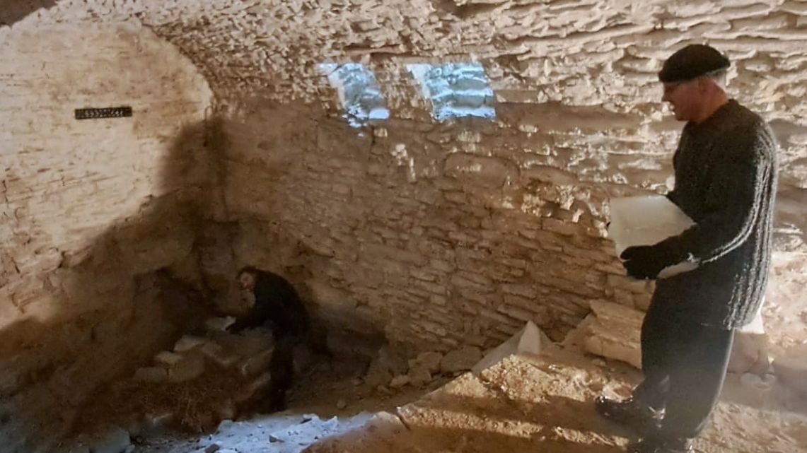 Podaří se na hradě Vízmburk obnovit ledárnu? Sklepení zříceniny plní kvádry zmrzlé vody