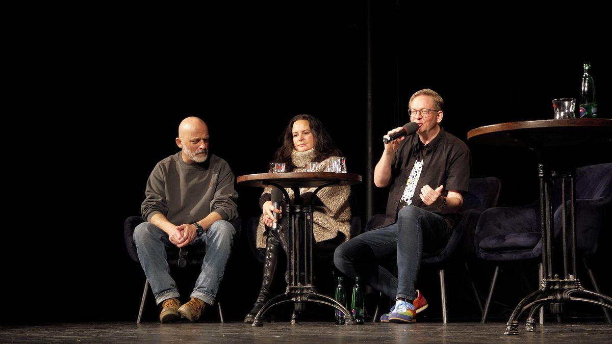 Umělci z demonstrace se sešli na debatu v pražském divadle. Klempíř vzkázal, že nedorazí