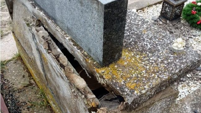 Urny vysypal, hroby poškodil. Na hřbitově na Královéhradecku řádil vandal