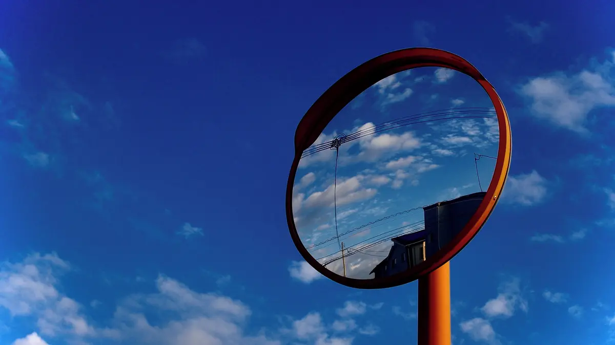 Žena hýbala dopravními zrcadly podle feng-šuej, způsobila několik nehod