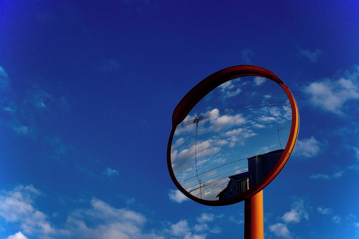 Žena hýbala dopravními zrcadly podle feng-šuej, způsobila několik nehod