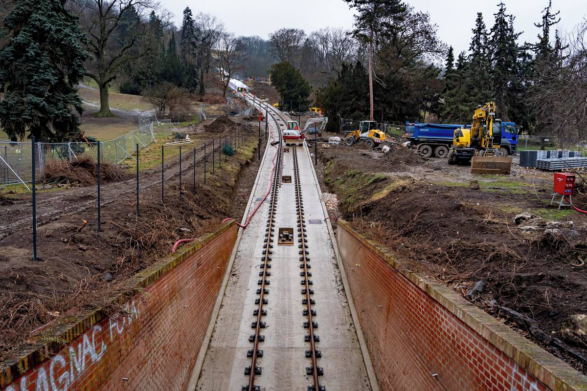 Lanová dráha na Petřín prochází kompletní rekonstrukcí, aktuálně se usazují koleje.