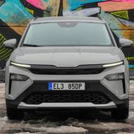 Škoda Elroq vypadá dobře již v základní výbavě Essence. U testovaného vozu ale náhradní modrou barvu nahradila příplatková elegantní šedá.