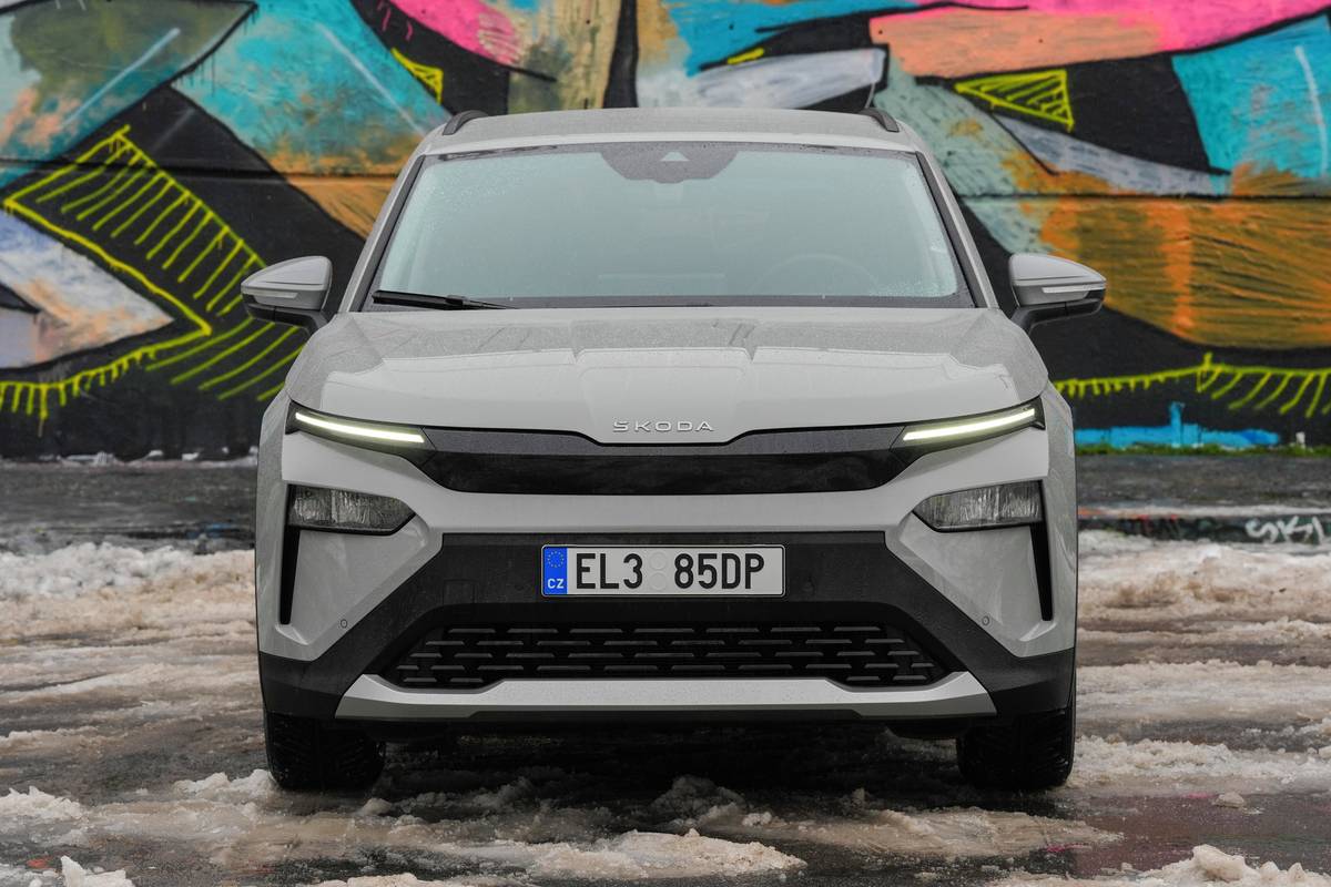 Škoda Elroq vypadá dobře již v základní výbavě Essence. U testovaného vozu ale náhradní modrou barvu nahradila příplatková elegantní šedá.