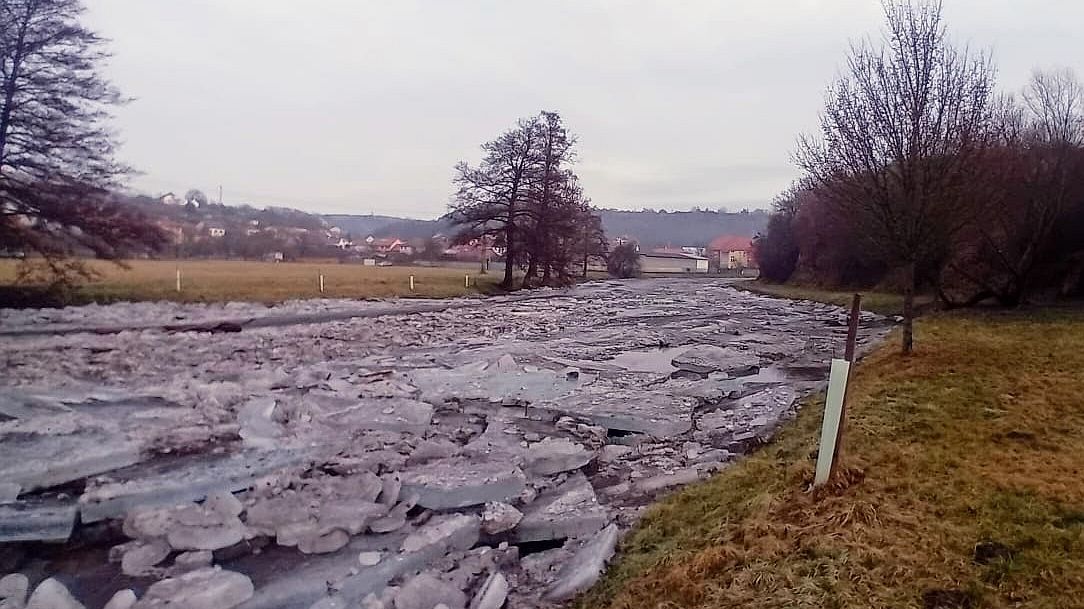 FOTO: Kry zaplnily koryto řeky v Oslavanech na Brněnsku, uvolnily jej bagry vodohospodářů