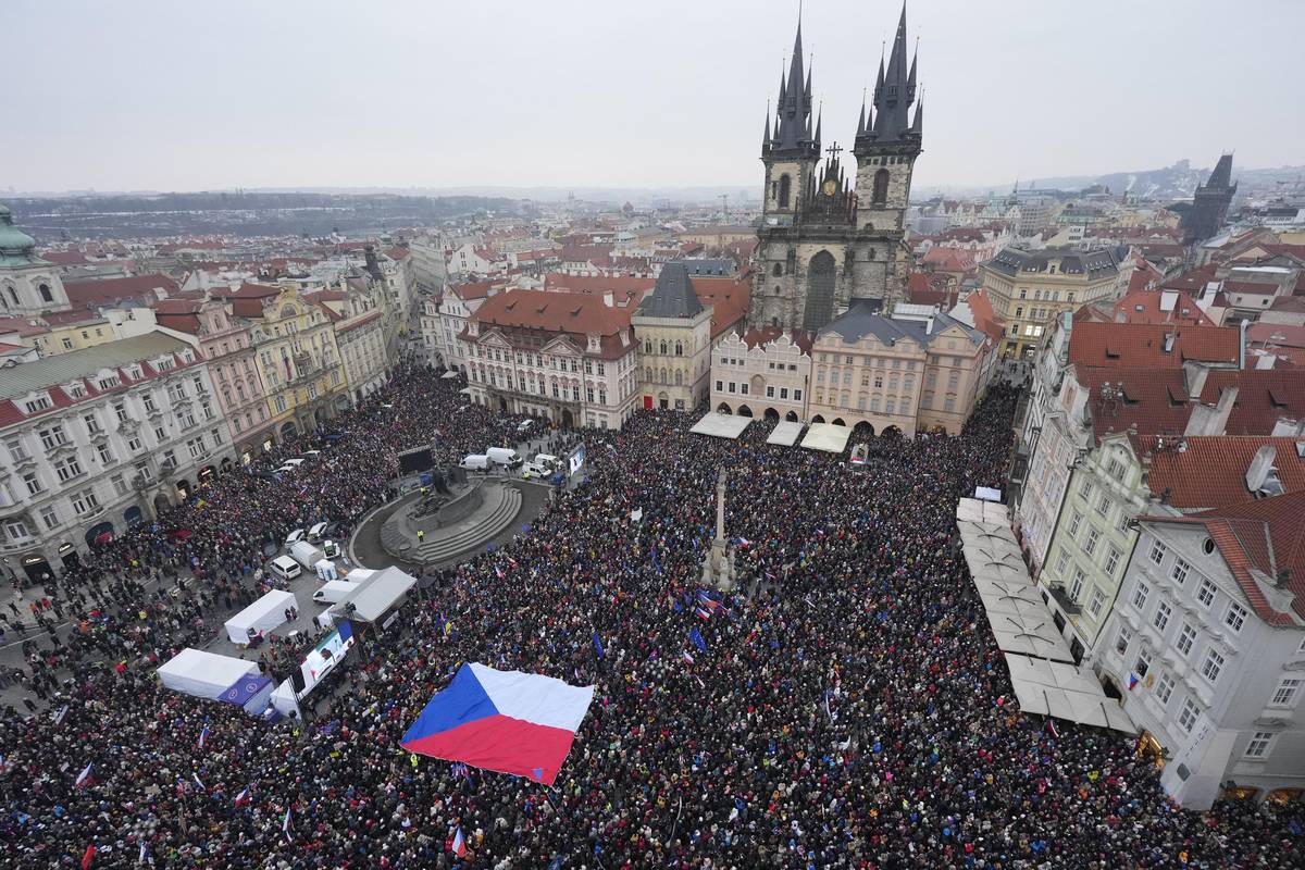 Zaplněné Staroměstské náměstí krátce po nedělní třetí hodině.