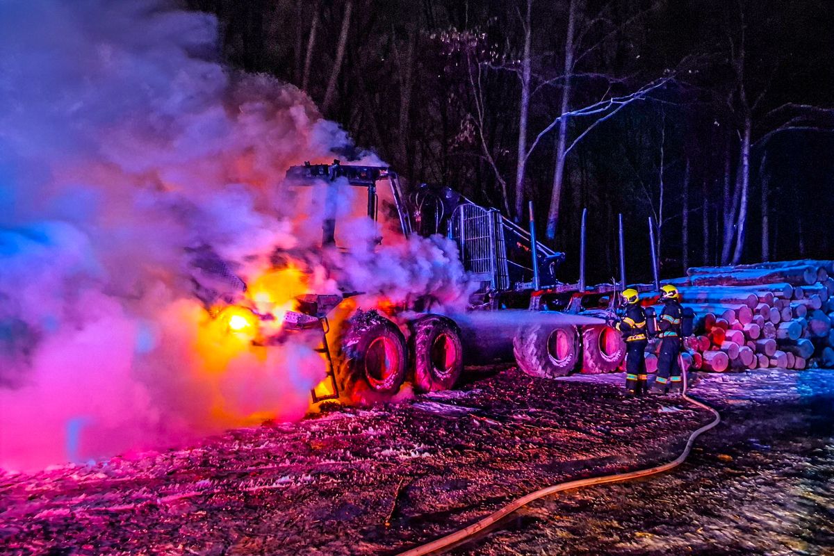 U Šternberka shořel lesní stroj