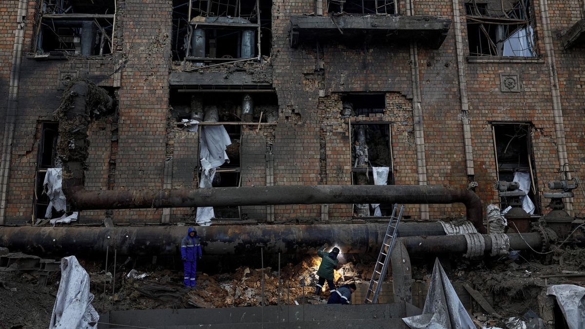 Oprava kyjevské teplárny a elektrárny poškozené ruským útokem zabere nejméně dva měsíce