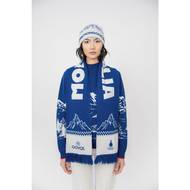 K mongolské kolekci patří i kašmírové svetry s alpskými motivy doplněné šálou i čepicí.