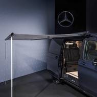 Nová je také boční markýza.