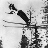 Polský skokan na lyžích Bronislaw Czech. Soutěž přinesla i první československou zimní medaili v podobě bronzu Rudolfa Burkerta.