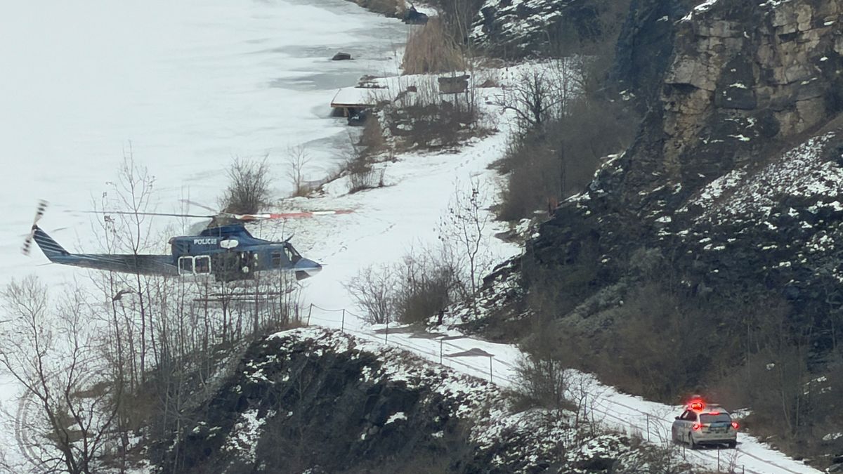 V lomu na Berounsku našli mrtvého člověka, zůstal viset na stromě pod skálou