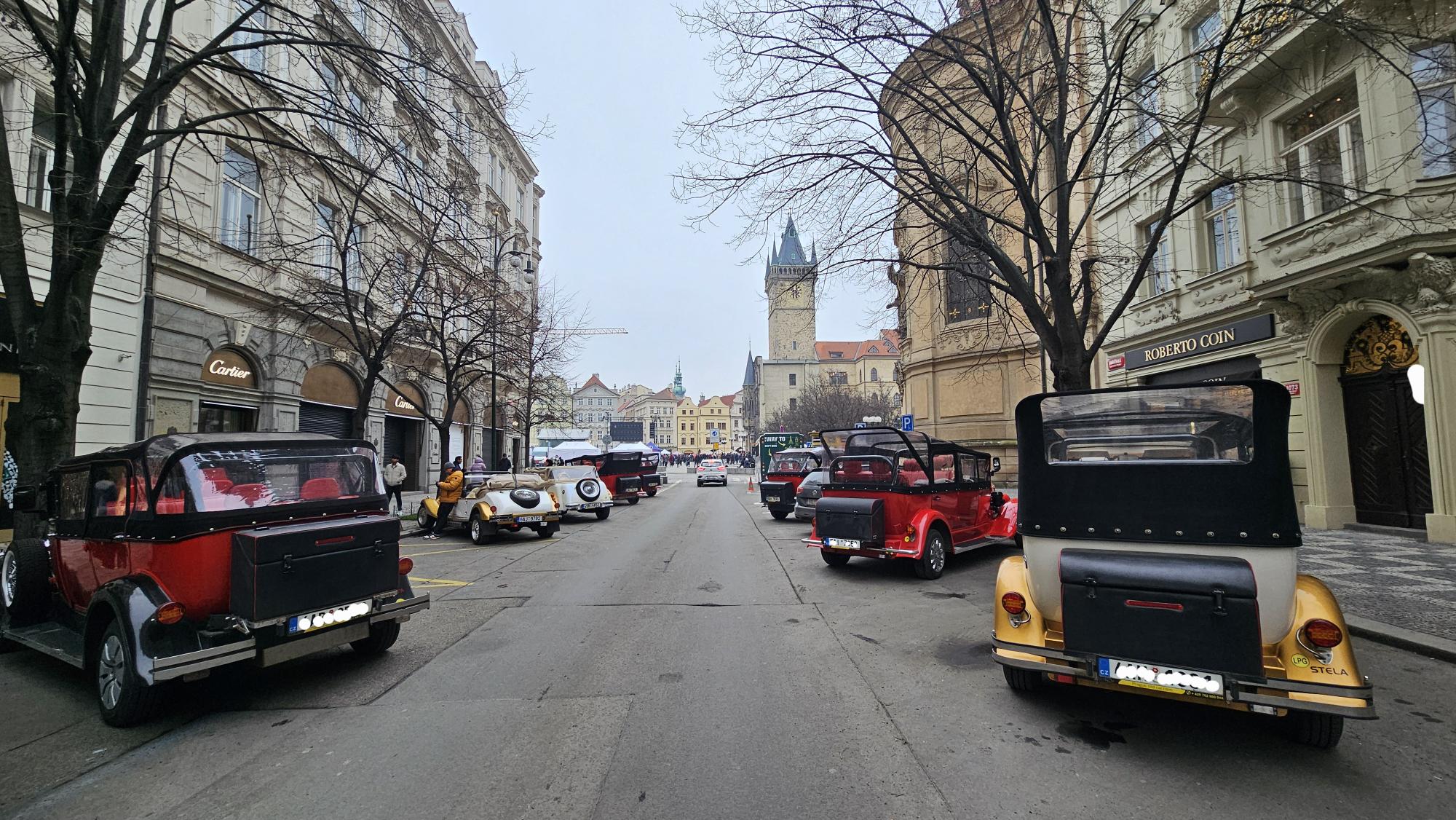 Vyhlídkové jízdy 'pseudoveterány' Prahou se povinnostem pro taxi vyhýbají členstvím v klubu