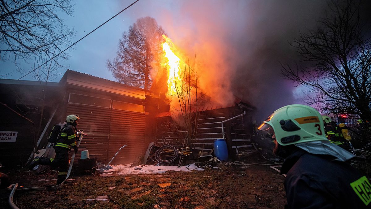 Hasiči v Liberku našli při požáru chalupy tělo, cizí zavinění předběžně vyloučili