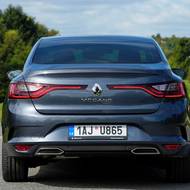 Navzdory stáří působí vůz stále elegantně a nabídne i LED světelnou techniku.