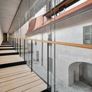 Prosklená pavlač je chloubou domu. 