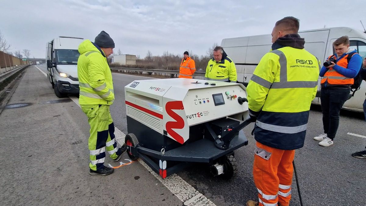 Výtluky na silnici opravuje na Pardubicku obří mikrovlnka