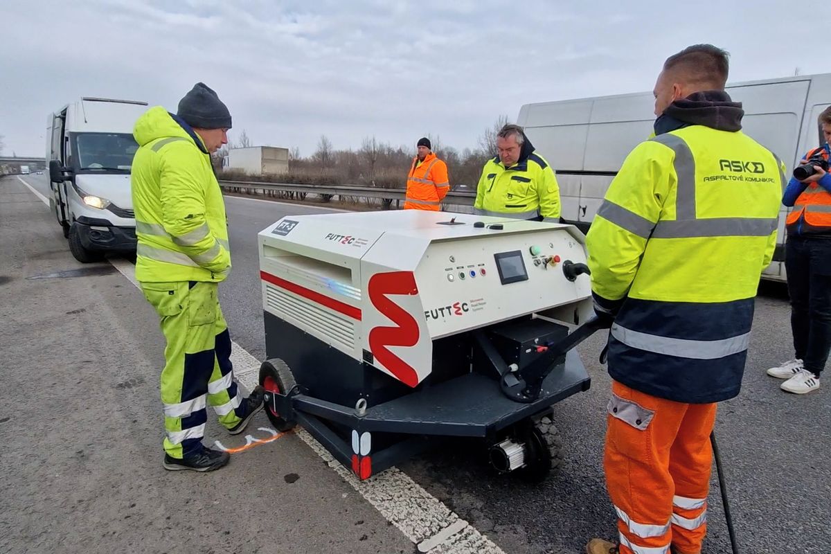 Výtluky na silnici opravuje na Pardubicku obří mikrovlnka