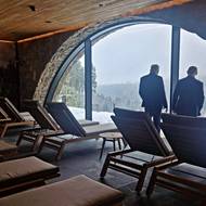 Prosklené stěny umožňují výhled na horu Klepáč. Pokud není zrovna mlha.