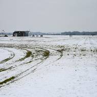 Na letišti zůstaly patrné rýhy po jízdě driftaře.