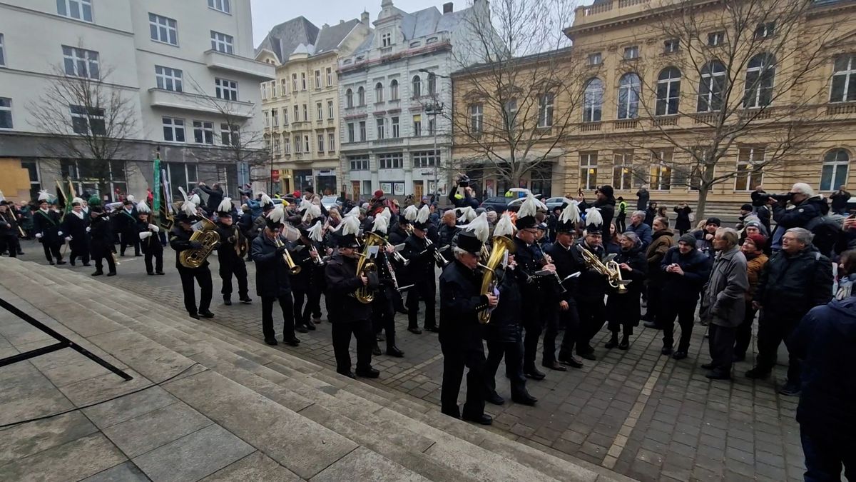 Slzy dojetí. Horníci se v průvodu Ostravou a na mši loučili s těžbou černého uhlí v Česku
