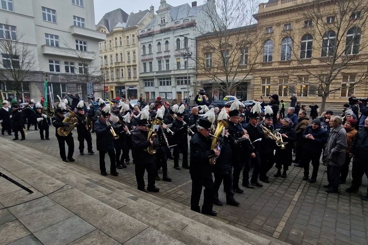 Slzy dojetí. Horníci se v průvodu Ostravou a na mši loučili s těžbou černého uhlí v Česku