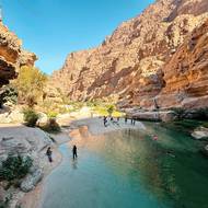 První jezírko obepíná malá oblázková pláž.