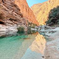 Kontrast tyrkysové vody, zelených palem a pískově zbarvených vápenců je strhující.