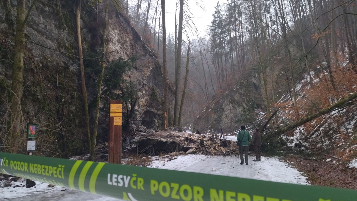 V Moravském krasu se zbortil skalní masiv na oblíbenou turistickou stezkou mezi Punkevními jeskyněmi a Macochou