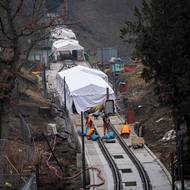 Pracuje se i v sychravém únorovém počasí. Kde je potřeba chránit před deštěm, pomáhají stany. 