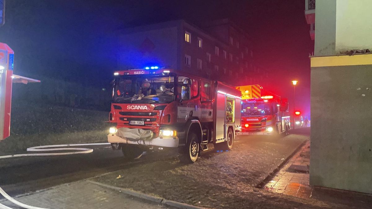 Při nočním požáru paneláku v Mostě evakuovali hasiči jeho obyvatele