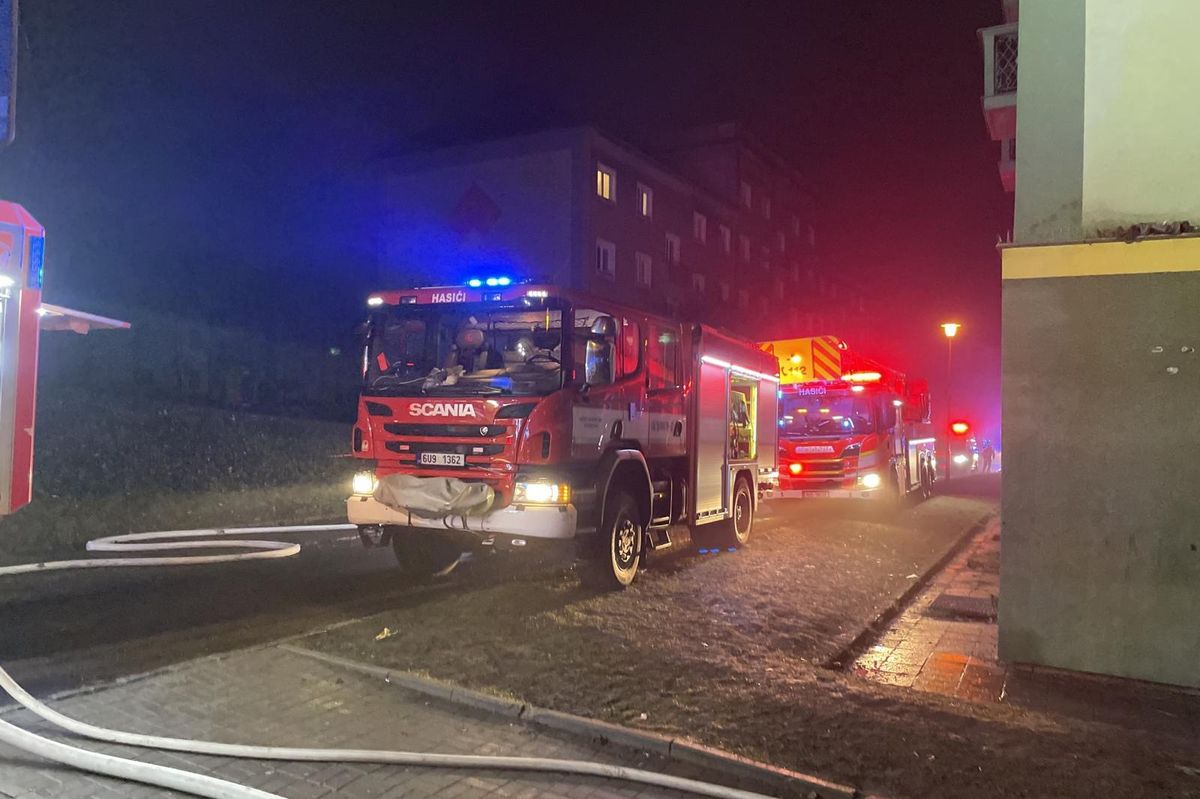 Při nočním požáru paneláku v Mostě evakuovali hasiči jeho obyvatele