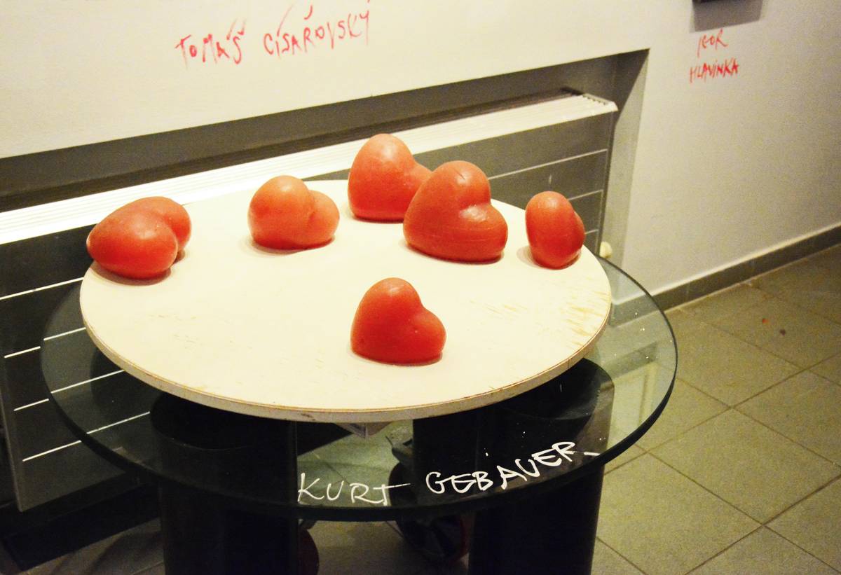 Stolek se srdci vytvořený Kurtem Gebauerem